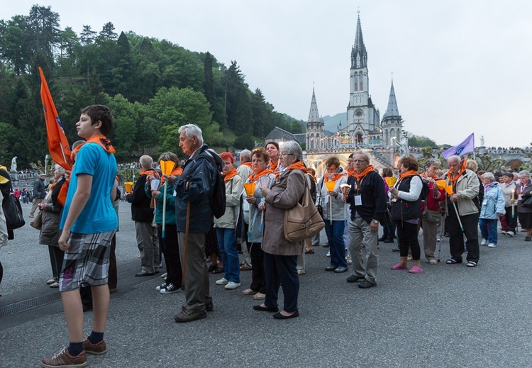 Lourdes, procesja różańcowa