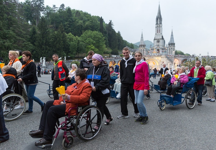 Lourdes, procesja różańcowa