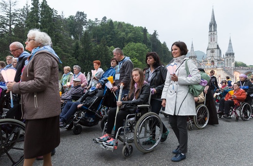 Lourdes, procesja różańcowa