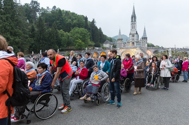 Lourdes, procesja różańcowa