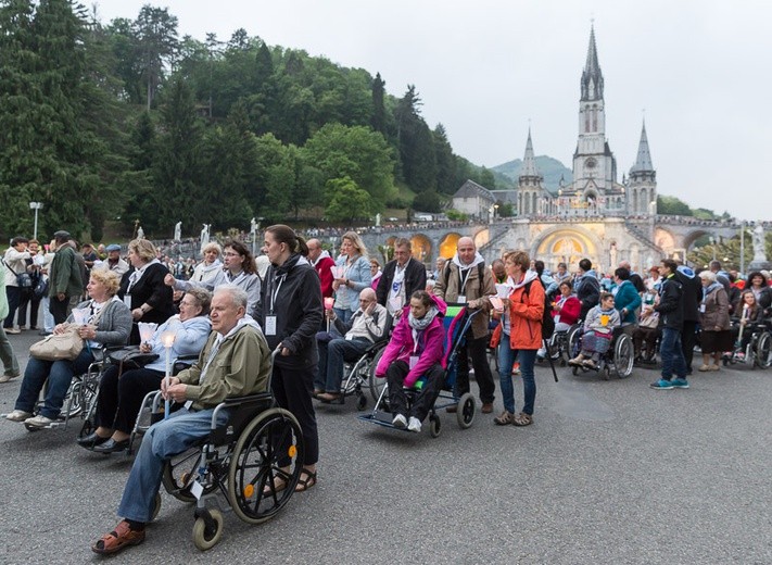 Lourdes, procesja różańcowa