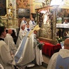 Bp Roman Pindel przy kopii ikony Pani Ziemi Żywieckiej noszonej w procesjach