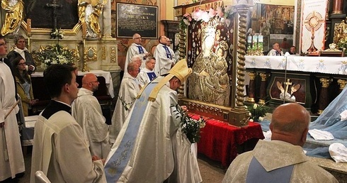 Bp Roman Pindel przy kopii ikony Pani Ziemi Żywieckiej noszonej w procesjach