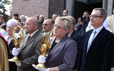 Relikwie wnosiły delegacja Rady Parafialnej i wspólnot parafialnych 