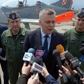 Wicepremier Tomasz Siemoniak na lotnisku w Radomiu