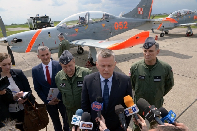 Wicepremier Tomasz Siemoniak na lotnisku w Radomiu