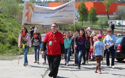 Pielgrzymi pod przewodnictwem ks. Mikołaja Szczygła - byłego wikariusza w Liponiku i pod opieką Ireny Papli z Lipnika - czuwającej nad biurem organizacji pielgrzymki