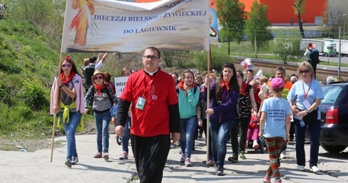 Pielgrzymi pod przewodnictwem ks. Mikołaja Szczygła - byłego wikariusza w Liponiku i pod opieką Ireny Papli z Lipnika - czuwającej nad biurem organizacji pielgrzymki