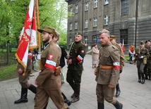 Po Mszy św. w kaplicy domu rekolekcyjnego jezuitów rozpoczął się uroczysty przemarsz ulicami Czechowic-Dziedzic