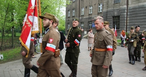 Po Mszy św. w kaplicy domu rekolekcyjnego jezuitów rozpoczął się uroczysty przemarsz ulicami Czechowic-Dziedzic