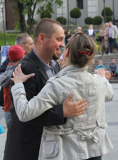 Polonez i tańce lednickie na bielskim Placu Chrobrego 