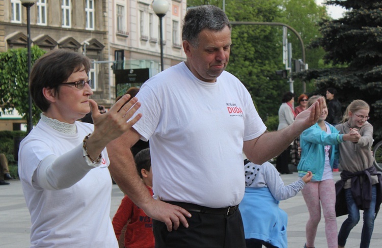 Polonez i tańce lednickie na bielskim Placu Chrobrego 