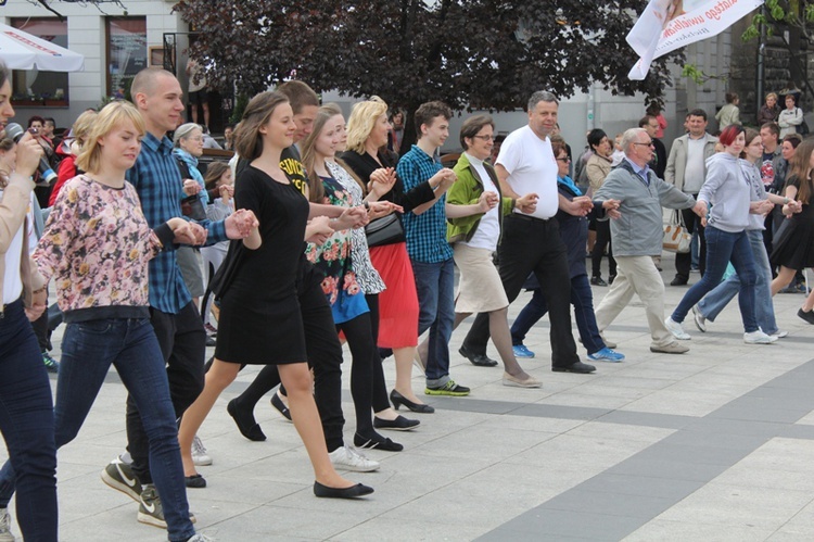 Polonez i tańce lednickie na bielskim Placu Chrobrego 