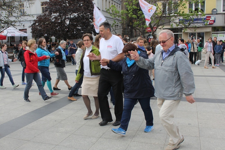 Polonez i tańce lednickie na bielskim Placu Chrobrego 