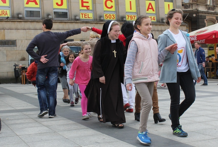 Polonez i tańce lednickie na bielskim Placu Chrobrego 