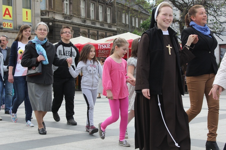 Polonez i tańce lednickie na bielskim Placu Chrobrego 