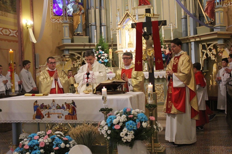 Pielgrzymi łagiewniccy w Lipniku z bpem Romanem Pindlem