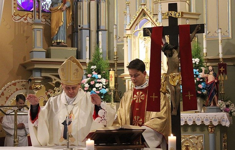 Pielgrzymi łagiewniccy w Lipniku z bpem Romanem Pindlem