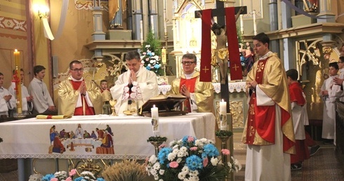 W lipnickiem kościele bp Roman Pindel przewodniczył Mszy św. w intencji dobrodziejów i uczestnikow pielgrzymki do Łagiewnik. Z lewj ks. Mikołaj Szczygieł, z prawej - ks. Jerzy Wojciechowski i ks. Piotr Góra