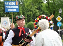 Mieszkanka Łowicza całuje pielgrzymkowy krzyż