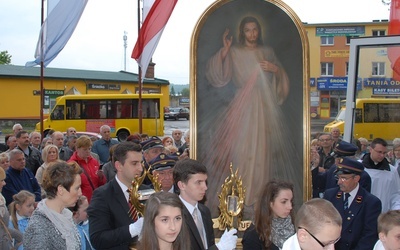 Procesyjne wprowadzenie obrazu do kościoła parafialnego 