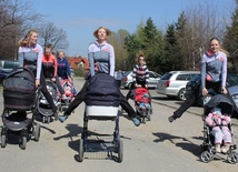 Młode mamy z Bielska-Białej i okolic ćwiczą BuggyGym na Błoniach