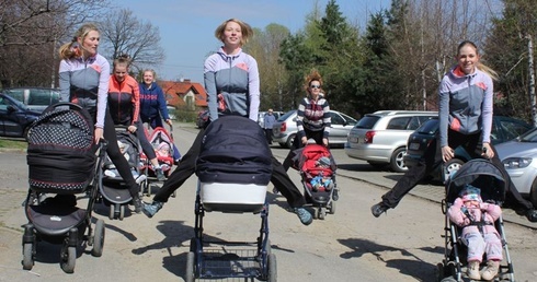 Młode mamy z Bielska-Białej i okolic ćwiczą BuggyGym na Błoniach