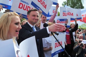 Duda: władza musi dostrzec problem emigracji młodych