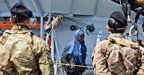 22 kwietnia 2015 r. włoska marynarka uratowała prawie 550 imigrantów, którzy próbowali przepłynąć na teren Włoch z Afryki Północnej przez Morze Śródziemne