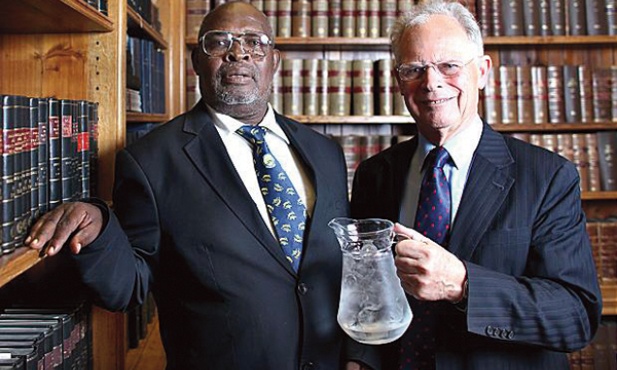 Erasto Mpemba i prof. Denis Osborne (z prawej) 