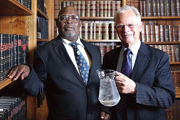 Erasto Mpemba i prof. Denis Osborne (z prawej) 