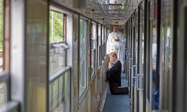 Komunia św. w pociągu.  Księża dotarli z Panem Jezusem do każdego przedziału i do każdego chorego. 