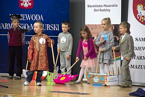 Na początku zaprezentowały się przedszkolaki, które pokazały, jakie wartości są w życiu najcenniejsze