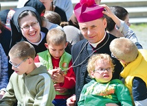 Biskup Adam Bałabuch miał wiele cierpliwości do swoich małych przyjaciół
