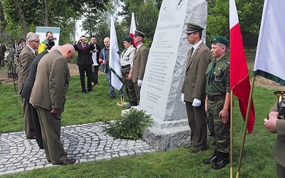 Pomnik stanął w roku świętowania 70. rocznicy utworzenia Lasów Państwowych