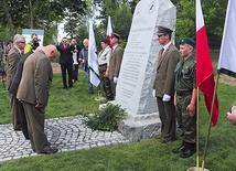 Pomnik stanął w roku świętowania 70. rocznicy utworzenia Lasów Państwowych