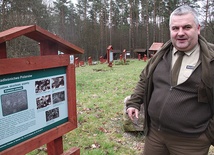  – Czyż ten rysunek minerałów  pod mikroskopem elektronowym  nie zachwyca bardziej  niż dzieła Picassa?  – Jacek Todys w parku  petrograficznym namawia, by przyjrzeć się zdjęciom prezentującym skały  