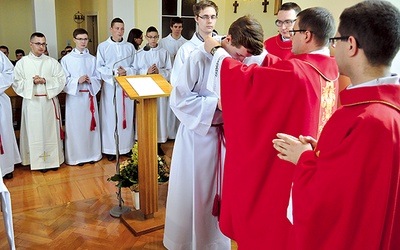  W czasie Mszy św. 17 starszych ministrantów zostało ceremoniarzami. Z rąk ks. rektora Marka Jarosza otrzymali krzyż – znak pełnienia tej posługi