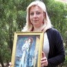  Iwona Zielonka z obrazem Maryi – Gwiazdy Nowej Ewangelizacji,  który będzie towarzyszył spotkaniu ewangelizacyjnemu 