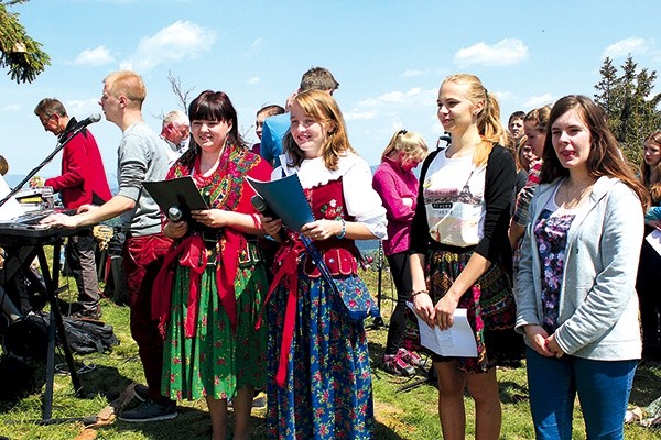  Młodzi z dekanatu milowskiego przygotowali czuwanie maryjne podczas rajdu rodzin na Bendoszkę 