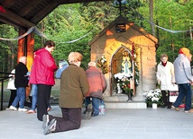   U koziańskiej Panienki  czciciele Matki Bożej  spotykają się codziennie o 19.30