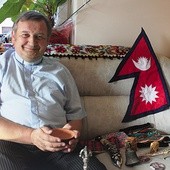  Ks. Stanisław Cader z pamiątkami przywiezionymi z Nepalu. W ręku trzyma miseczkę podobną do tych, z którymi nepalscy staruszkowie proszą o pomoc 
