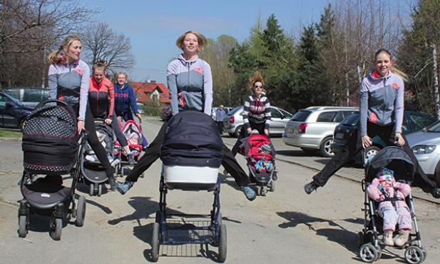  Mamy wracają do formy,  ćwicząc z wózkami,  z których światu przyglądają się ich maluchy!
