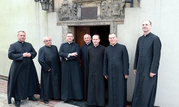  Przed portalem zabytkowej plebanii stoją obecni duszpasterze (od lewej): ks. Ireneusz Szustak, ks. Jerzy Kałuża, ks. Łukasz Białas, ks. Jan Serszyński (proboszcz), ks. Tomasz Jurzyński, ks. Przemysław Wójcik i ks. Grzegorz Jędrzejczyk