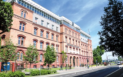  Główna siedziba politechniki przy ul. Warszawskiej. Przez siedem dekad uczelnia wykształciła 86 tys. absolwentów
