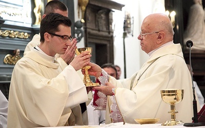 Bp Józef Zawitkowski przekazuje kielich nowo wyświęconemu diakonowi Mateuszowi Wojtczakowi