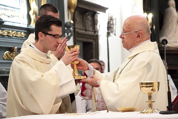 Bp Józef Zawitkowski przekazuje kielich nowo wyświęconemu diakonowi Mateuszowi Wojtczakowi