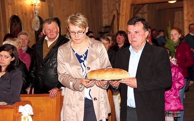  Podobnie jak w innych parafiach podczas procesji z darami do ołtarza przyniesione zostały m.in. chleb, zeszyty, piłka i zielony cyprys 
