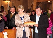  Podobnie jak w innych parafiach podczas procesji z darami do ołtarza przyniesione zostały m.in. chleb, zeszyty, piłka i zielony cyprys 