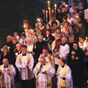 Liczni wierni przeszli w procesji, rozważając wydarzenia związane ze Zmartwychwstaniem